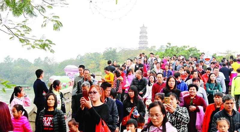 惠州西湖景区人气旺。记者李松权 摄