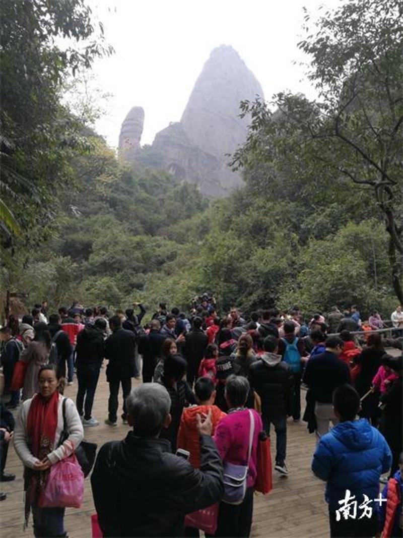 阳元山景区人头涌动