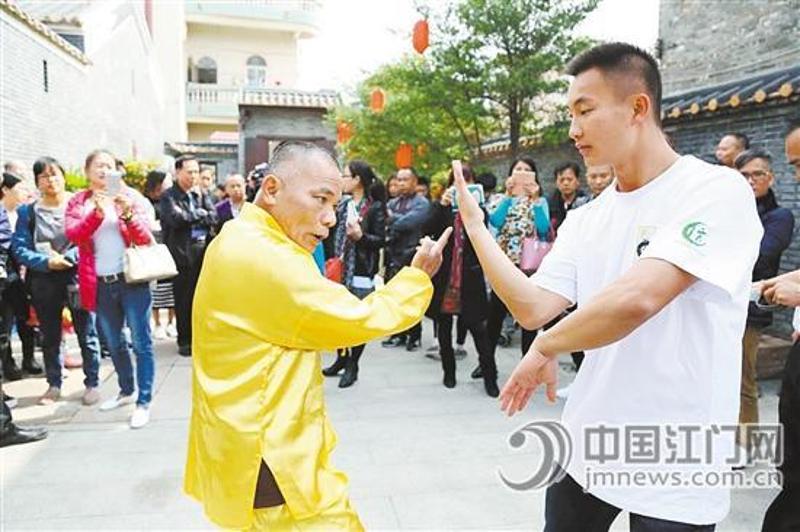 春节期间，游客在古劳水乡能欣赏到精彩的咏春拳表演。吴兆民 摄