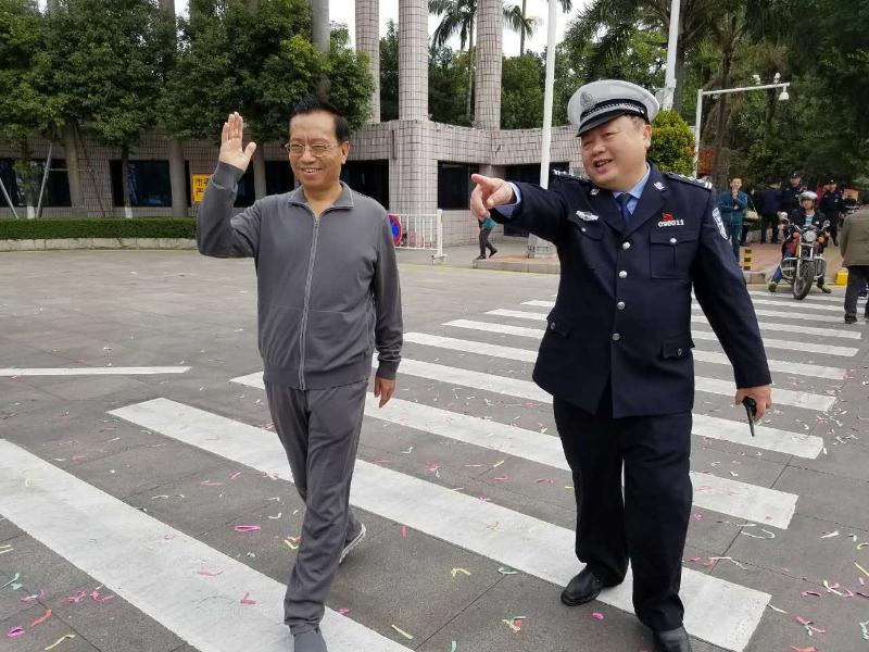 汕头市委书记陈良贤慰问节日期间坚守岗位的民警。