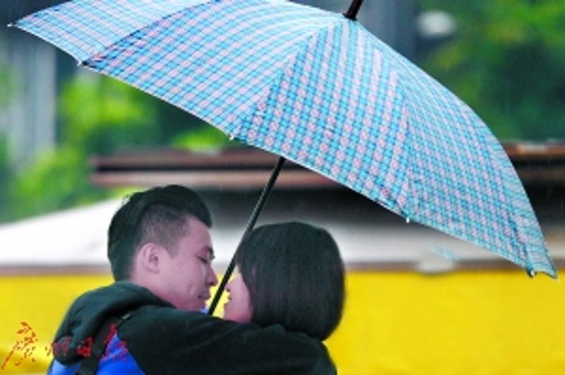 一对情侣在雨中拥抱. 广州日报全媒体记者莫伟浓 摄