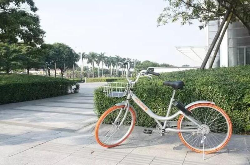 停靠在友邦金融中心对开的人行道上的Mobike。图片来自网络