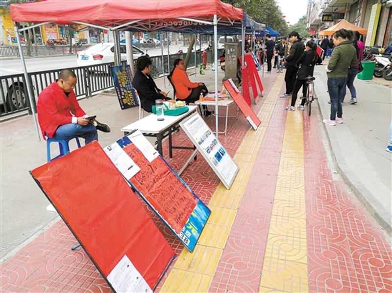 江海区高新西路的“马路招聘市场”已经初具规模，但求职者并不多。