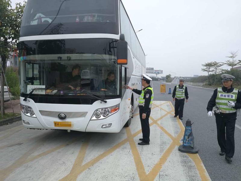 樵乐路护城河执勤点交警查车