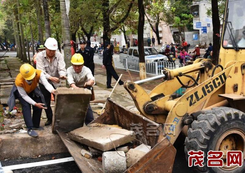 清理官渡南马路市场现场。 茂名日报记者 杨海云 摄