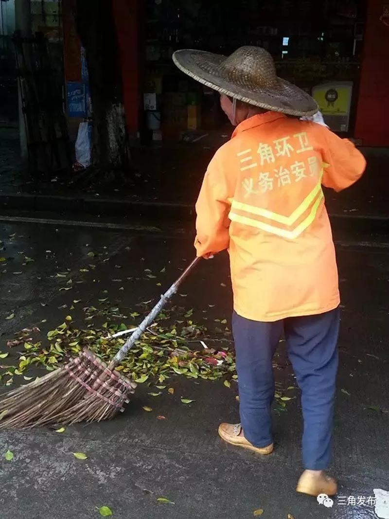 向春节期间坚守工作岗位的环卫工人致敬!