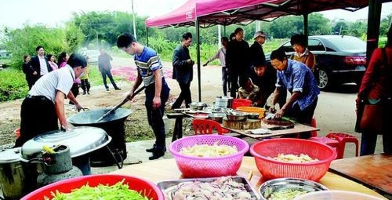 主人家准备了丰盛的饭菜招待来客。 