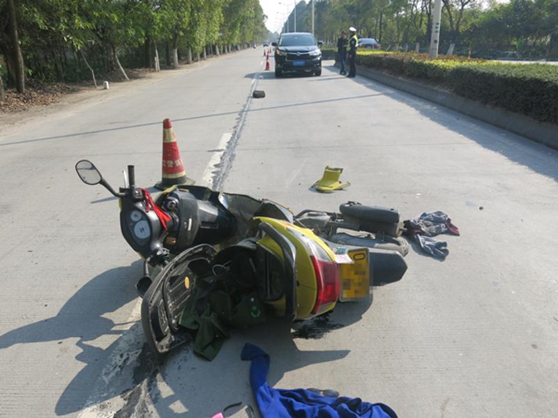 一宗小车与摩托车碰撞的普通交通事故,细心民警抓住线索破获被盗摩托