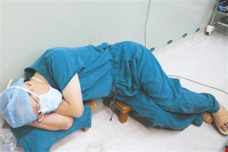 "感动中国"医生婉拒高薪聘请,手术后累倒睡小板凳