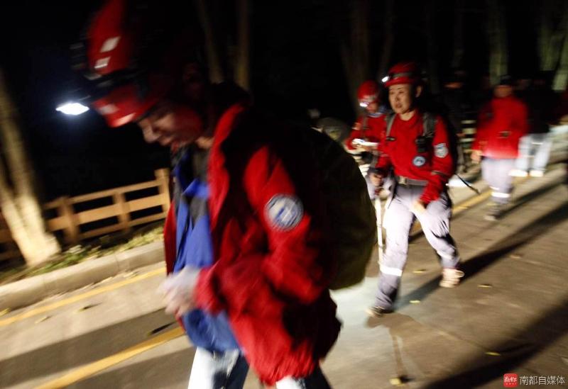 21：40分，又有一组4人救援人员上山接应。摄影 徐文阁