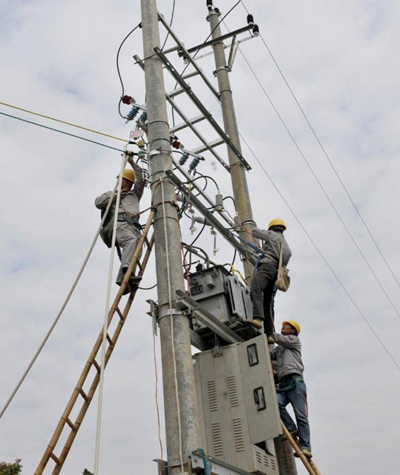 茂名化州供电局平定供电所赶在春节前为竹继村安装变压器