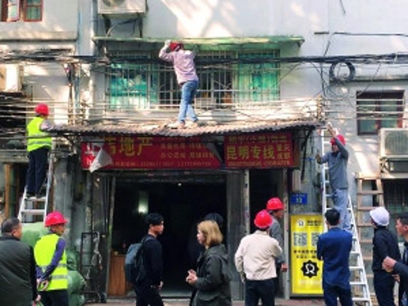 近日，工人在和平中路拆除旧雨棚。