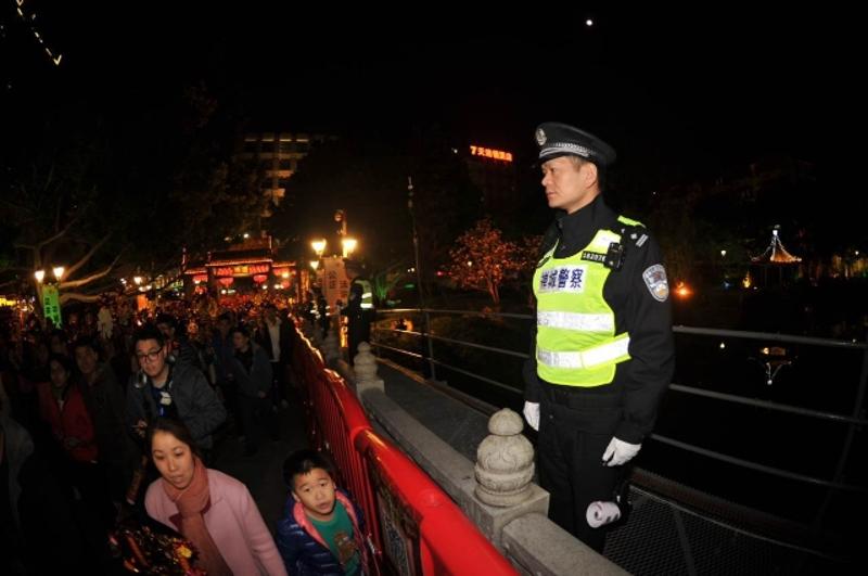 2月11日，佛山市共投入“行通济”安保警力由去年的3500人升级至5100余人，创历年之最。南方日报记者戴嘉信摄