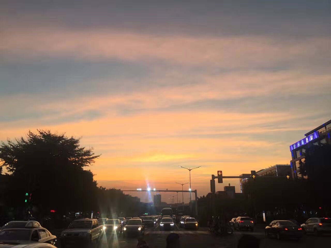 抵达港珠澳大桥西人工岛的时候,已快接近中午时分。从生活区域走向食堂的路上,眼前突然闪过一个高大壮实的老外,悠然地拿着个餐盘,排在队伍里准备打菜。 一打听才知道,他是德国派利(PERI)公司派驻到岛隧项目的一名工程师,名叫托马斯。这可是个难得的机会,能够听听德国工程师对港珠澳大桥岛隧工程的评价。我赶紧上去和他打了个招呼,比手划脚地攀谈起来。 中交港珠澳大桥岛隧工程建设中一项值得称道的创新,就在于清水混凝土的大规模应用。根据设计,东、西人工岛挡浪墙墙身、敞开段墙身、岛上建筑主体结构等都将采用该工艺,打造成