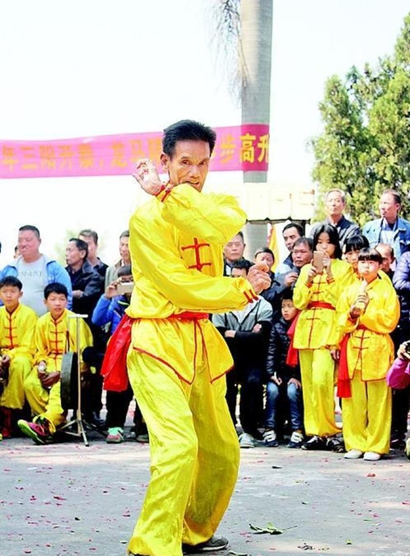 1925年,14岁的东楼村人冯南,到香港拜杨秀昌为师,学习南派螳螂拳.