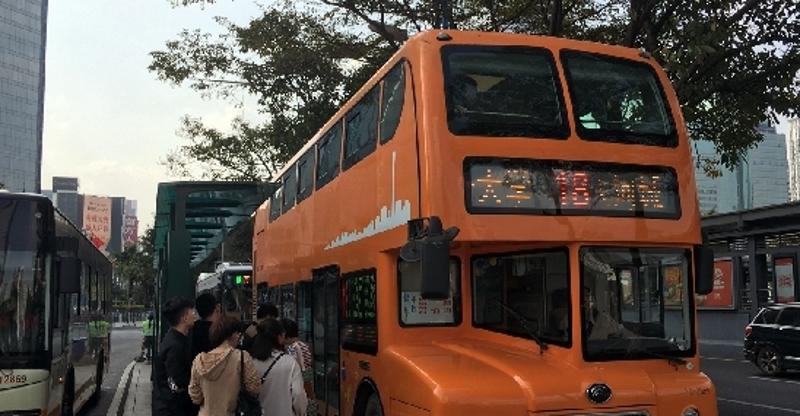 曾经敞篷的双层巴士经过封顶改造后重新回归广州，市民专门等候有双层巴士的18路车。