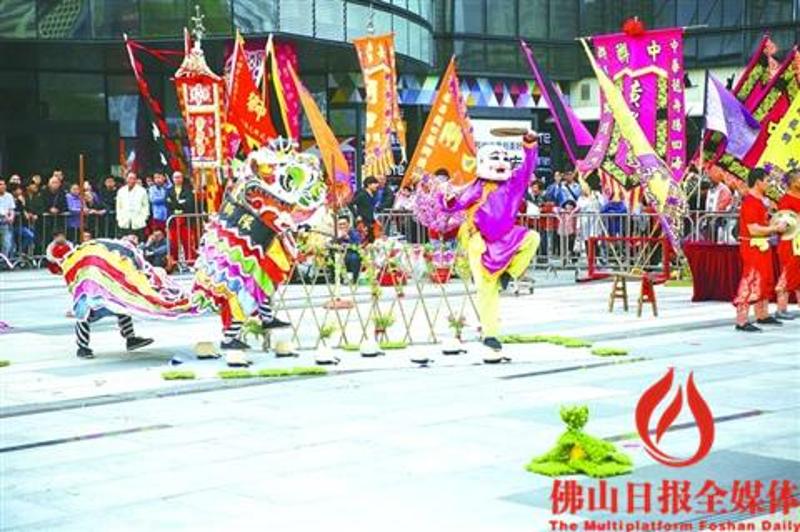 2月19日，南海举办百狮迎新春醒狮大赛，40多支南海本土狮队参与地青、台凳青两个项目角逐。/佛山日报记者王伟楠摄