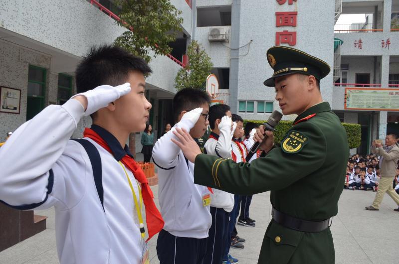 汕头武警官兵走进学校开展国防教育课