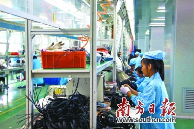 盛路通信车间内，工人正忙于生产。三水区档案局供图