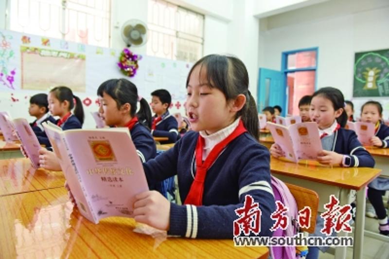 惠州中小学校中对古诗词的学习正在不断升温。梁勇 摄 