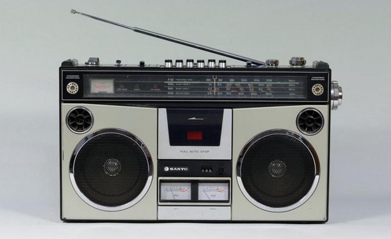 卡式录音机:一台卡式录音机,绝对能提升整个家庭的格调,是重要财产