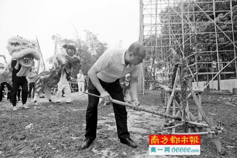 昨日"烧大炮"民俗活动进行中.