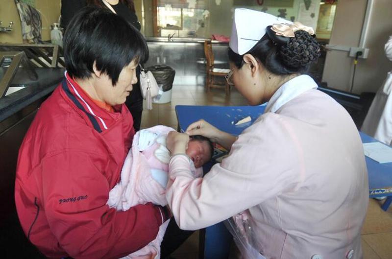 在顺德人民医院产科，医护人员为新生儿进行听力测试。南方日报记者 戴嘉信 摄