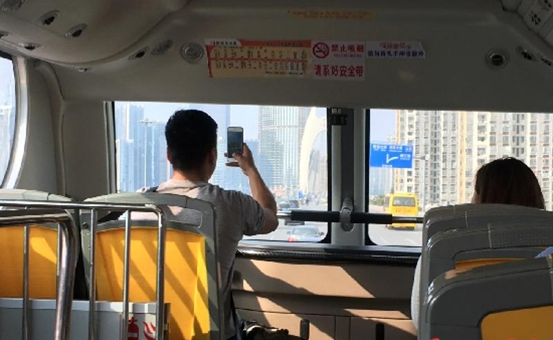 坐在18路双层巴士上能欣赏广州新中轴线美景。