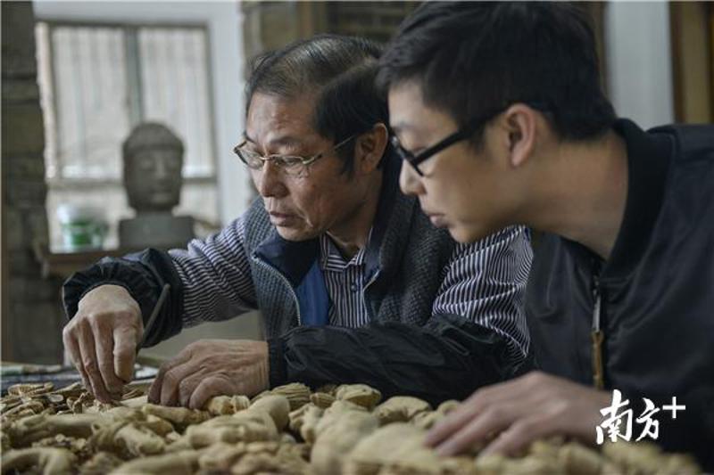 陈万景的儿子跟随他学习工艺。