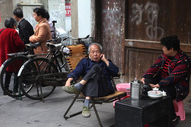 潮州古城,牌坊街上喝工夫茶的人.余海波 摄