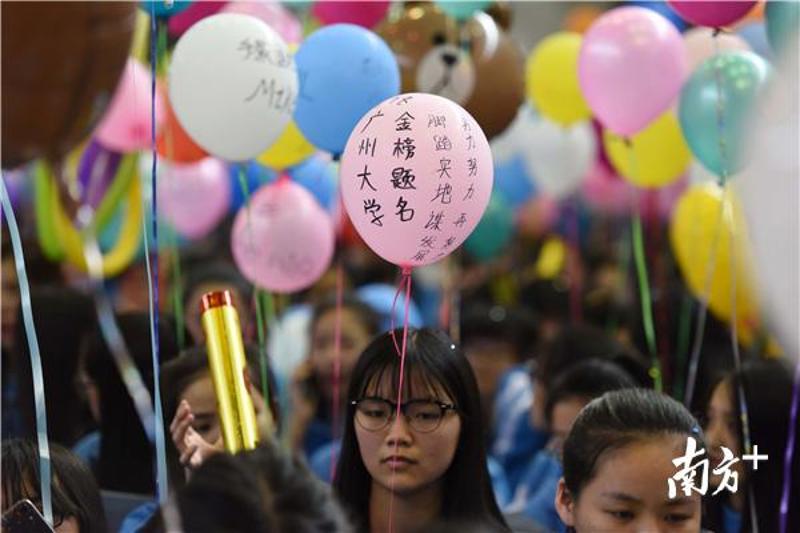 学生将愿望写在准备放飞的氢气球上。南方日报记者 梁维春 摄