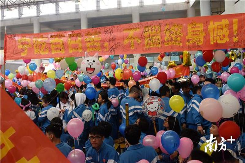 惠州市实验中学高三学子举办百日誓师大会。南方日报记者 梁维春 摄