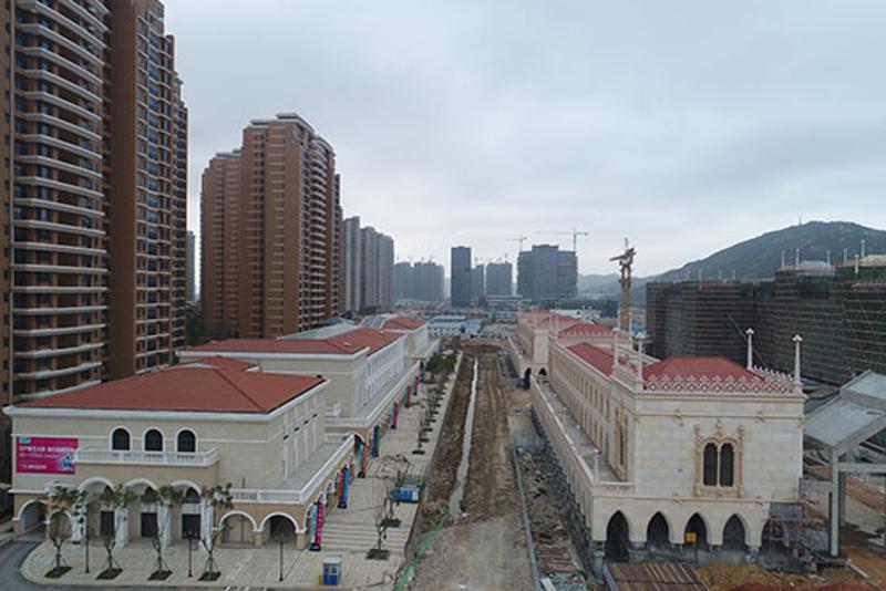 南方日报讯  横琴顺景路和环岛东路交界区域,励骏庞都广场两栋亮白色