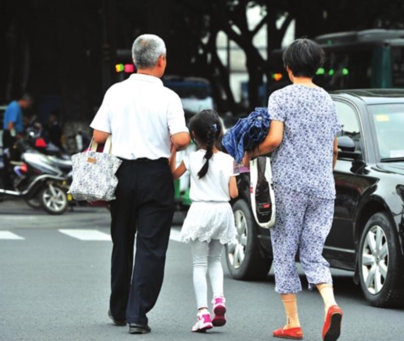 老人成接送孩子的"主力军" 网友担心老人接小孩存隐患