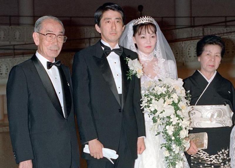 日本首相安倍晋三和妻子安倍昭惠1987年的结婚照,不知道为何安倍表情