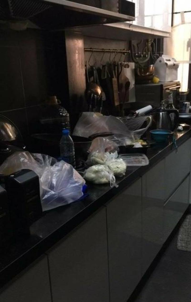 微博博主@汪莫言 在微博上发表了一篇长微博，并写到“曝光一个上戏学生，他用airbnb毁了我整个家”。图为租用后的厨房。