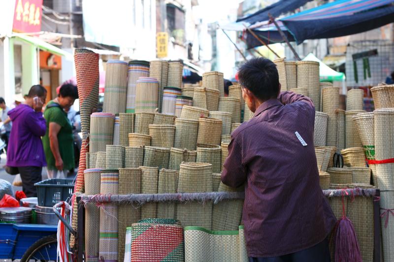 不少传统生活用品，如今在小公园仍有出售。资料图片