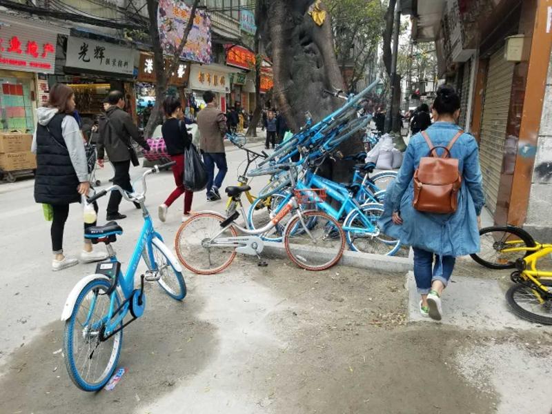共享单车被随意堆放在路边（南方+记者 郑兆平 摄）