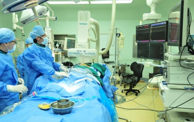 又称复合手术,是把原本对心脏病"分而治之"的心外科开胸手术与心内科
