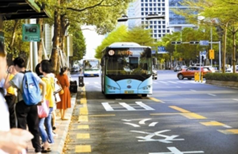 4月9日,正行驶在路上的10路纯电动公交车。10路线是深圳第一条全面使用纯电动公交车的线路,也是深圳唯一一条全是女性驾驶员的线路。深圳晚报记者陈玉摄