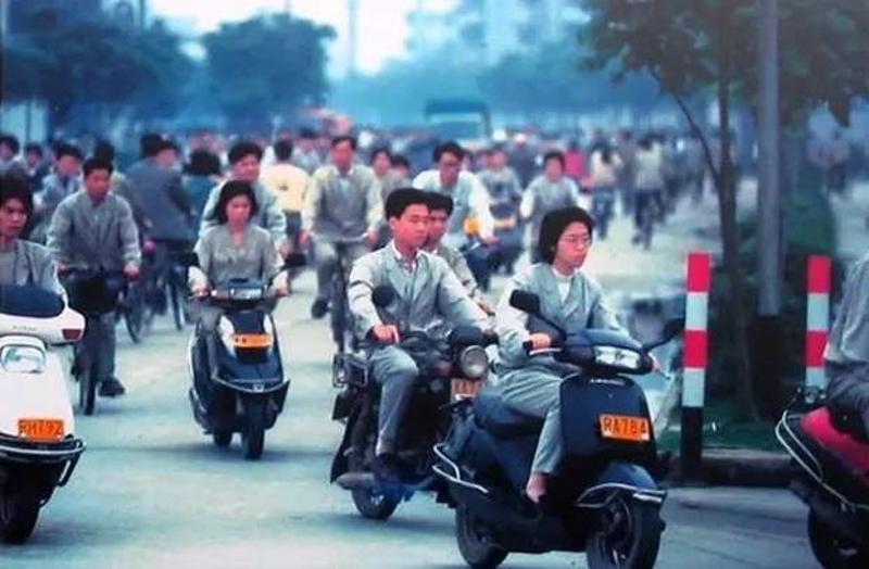 △到了上世纪90年代,摩托车成为了佛山人的主要交通工具.