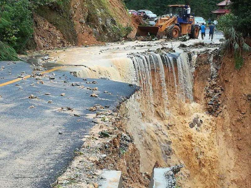 伊朗:暴雨和山体滑坡造成35人死亡8人失踪