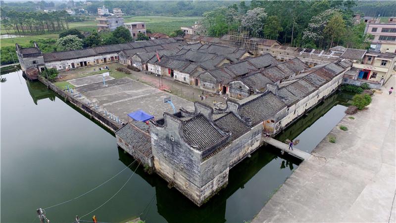 鹤湖围村的古围楼三面环水,只有一座桥一个门口进出.