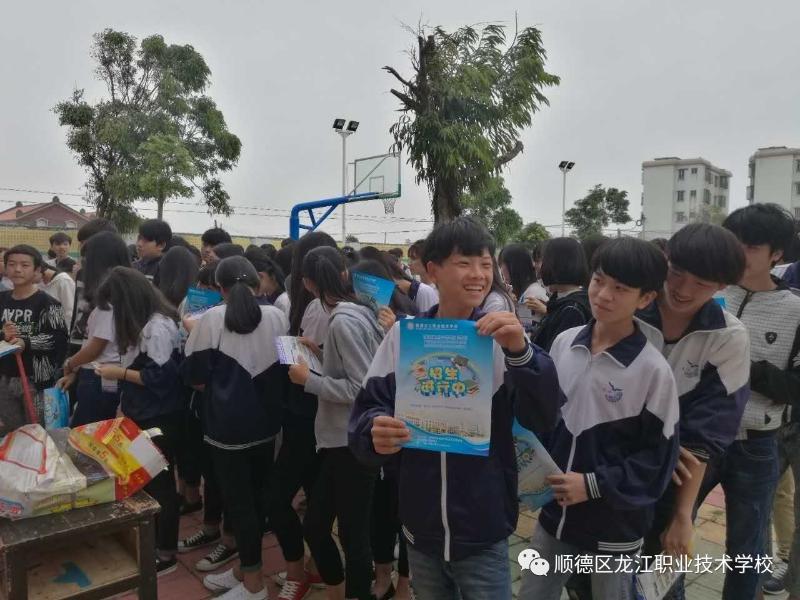 宣传现场湛江坡头区米念中学招生宣传现场陈真禅,龙职会计07-4班学生