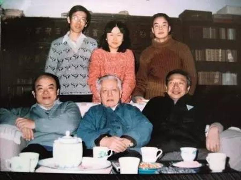 1981年，温儒敏（后排右）与老师王瑶（前排中）、同学钱理群（前排左）、陈平原（后排左）等合影。