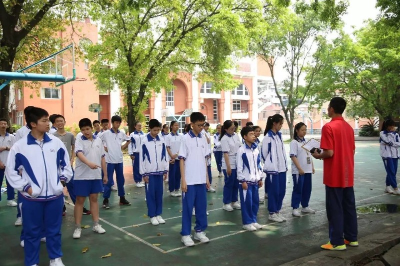 带你上名校|居然有人说,穿上这所中学的校服,就不怕没