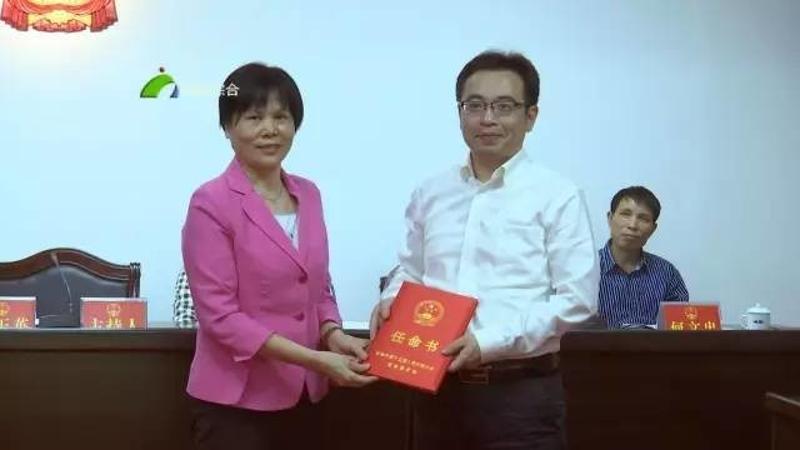 市人大常委会主任陈玉英向新任市人民政府副市长,代市长林小龙颁发