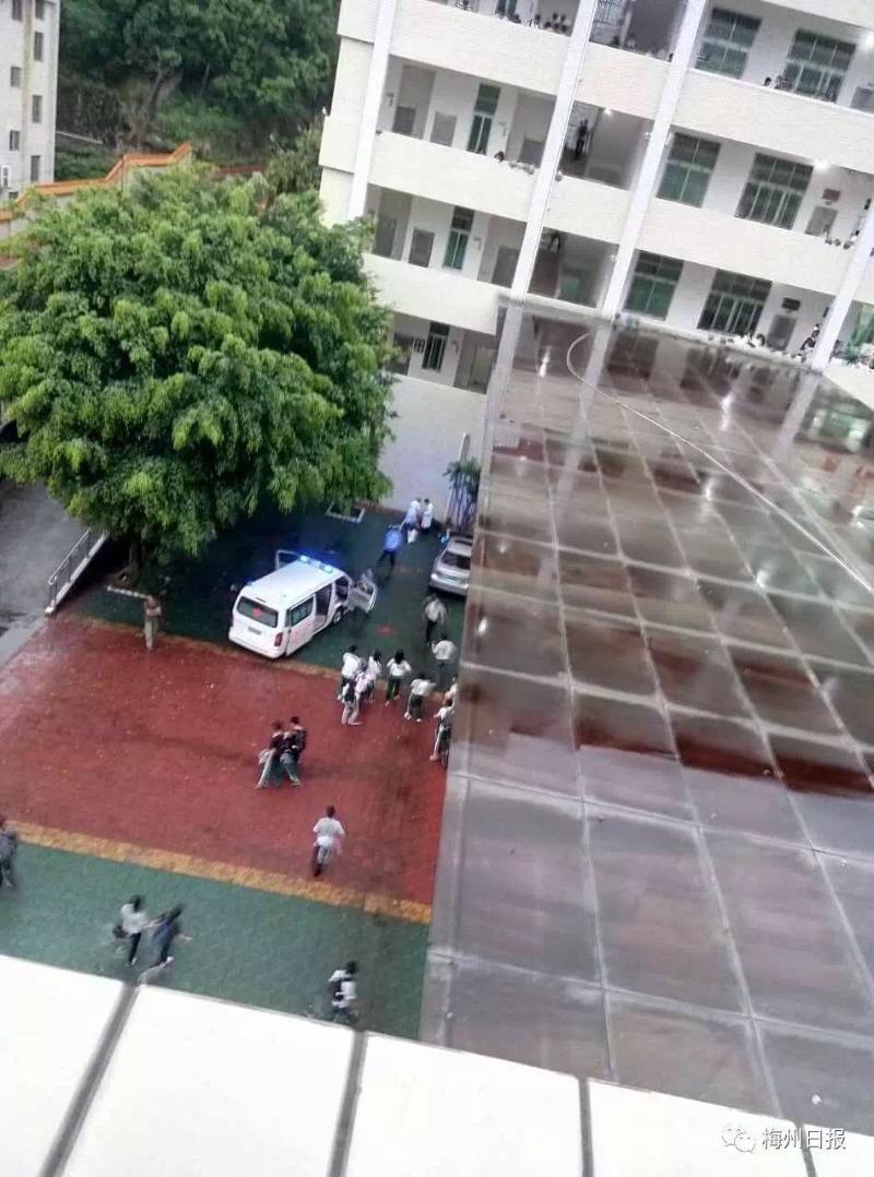 悲剧!梅州一高中学生从教学楼四楼坠落.