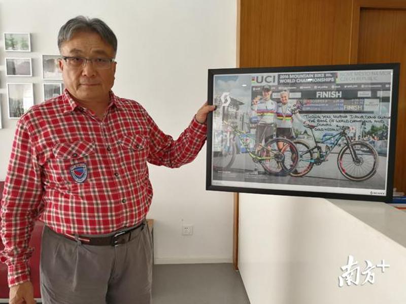 纳米体育自行车世界冠军点赞“黄江制造”最轻的赛车车架也出自这里！(图1)