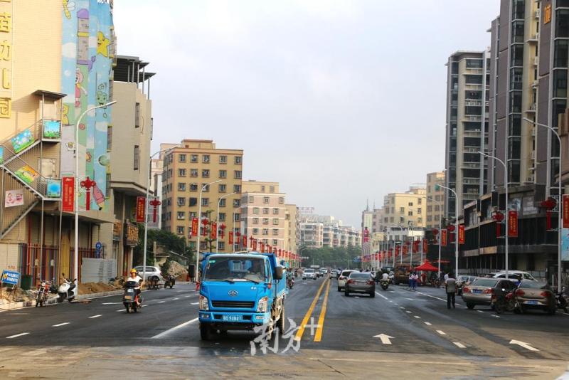 庐山北路与黄河路交界处,车来车往,秩序井然.